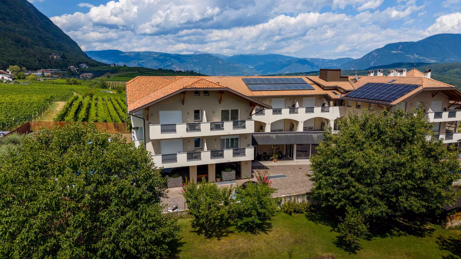Das Garni Hotel Peterlinhof zwischen den Weinbergen von Kaltern