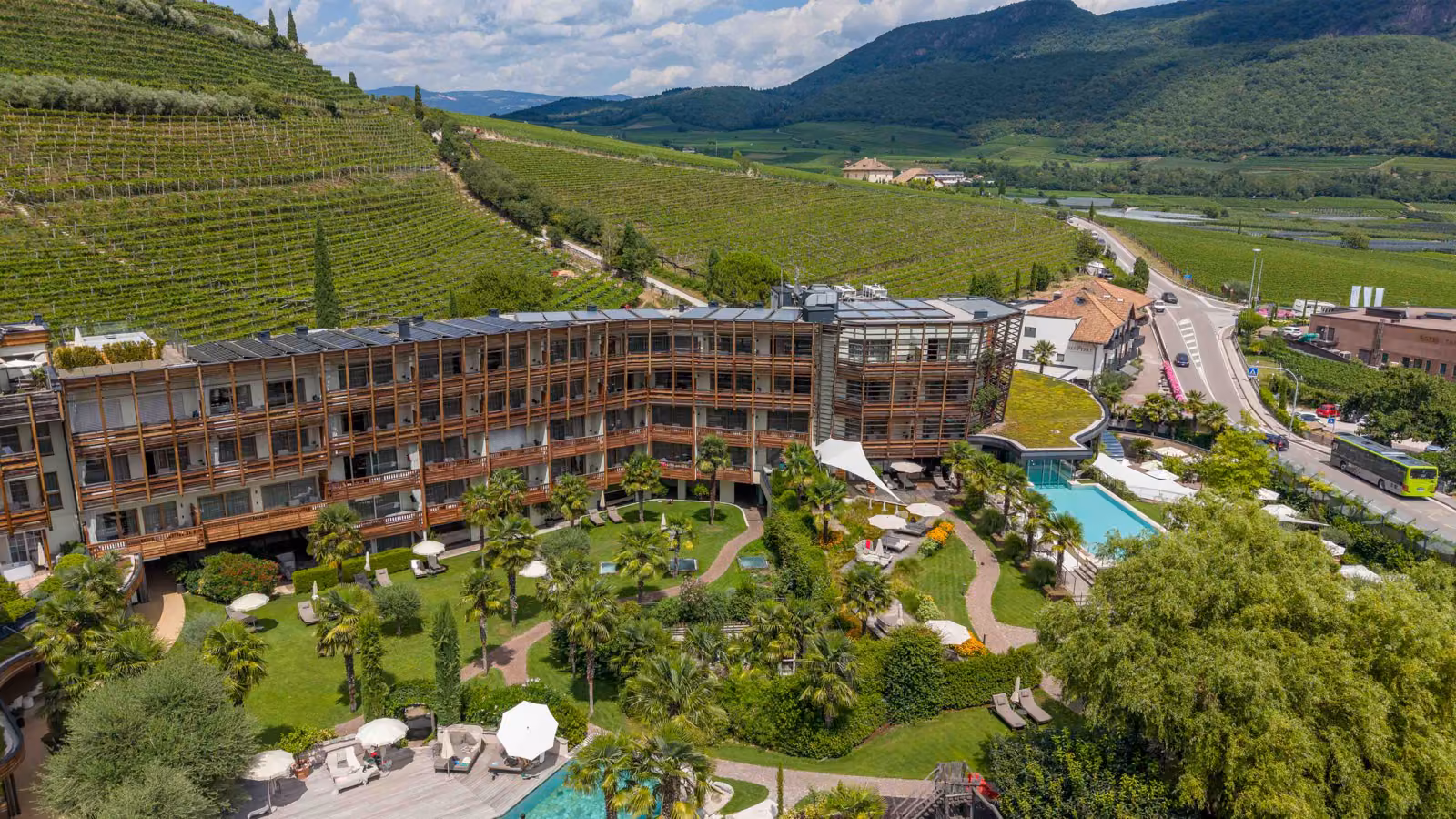 Luftaufnahme des Seeleiten Lake Spa Hotels zwischen den Weinbergen von Kaltern