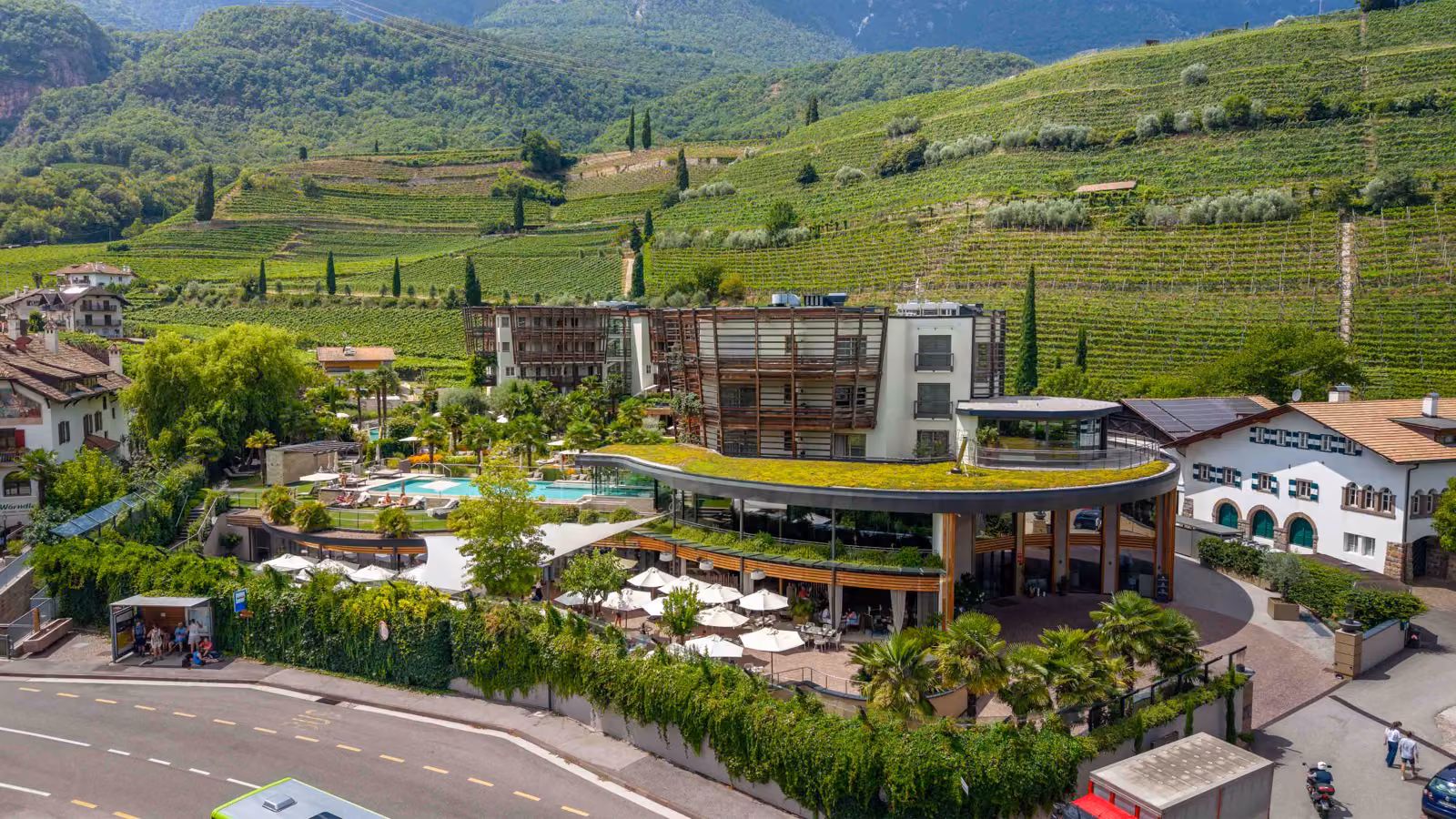 Das Resort von oben, zwischen den Weinbergen